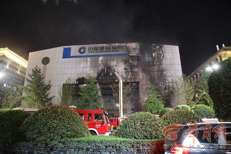 南大街建行昨晚突发大火 1小时被扑灭一男子不