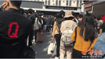 国庆假期即将开始 市内地铁站人流逐渐增大高峰还未开始