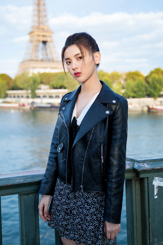 杨超越塞纳河边街拍 梳马尾辫甜中带酷颜值创