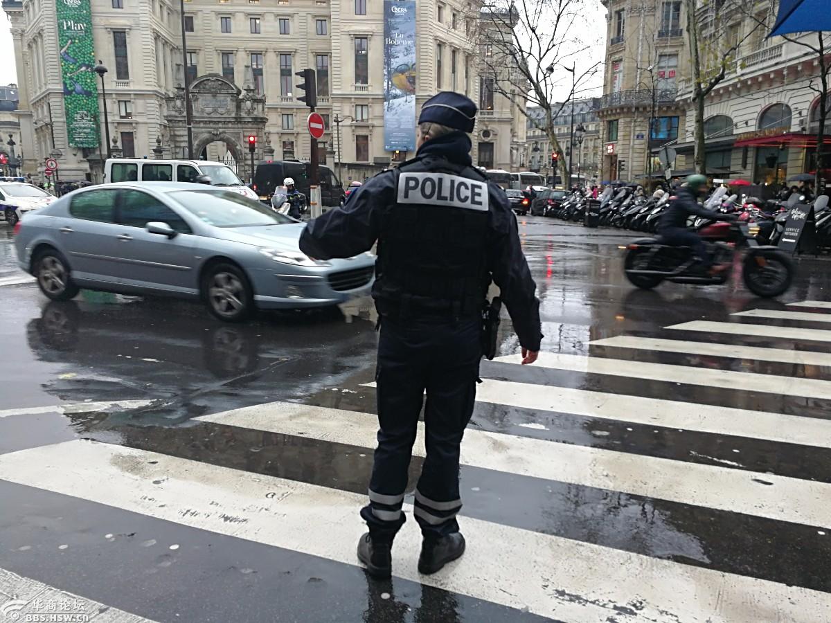 法国之旅—雨中街头的女警察
