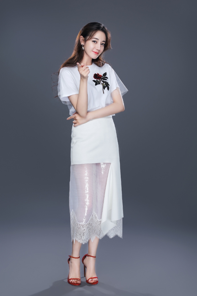 工作室晒迪丽热巴美照仙气十足 肤白貌美笑容