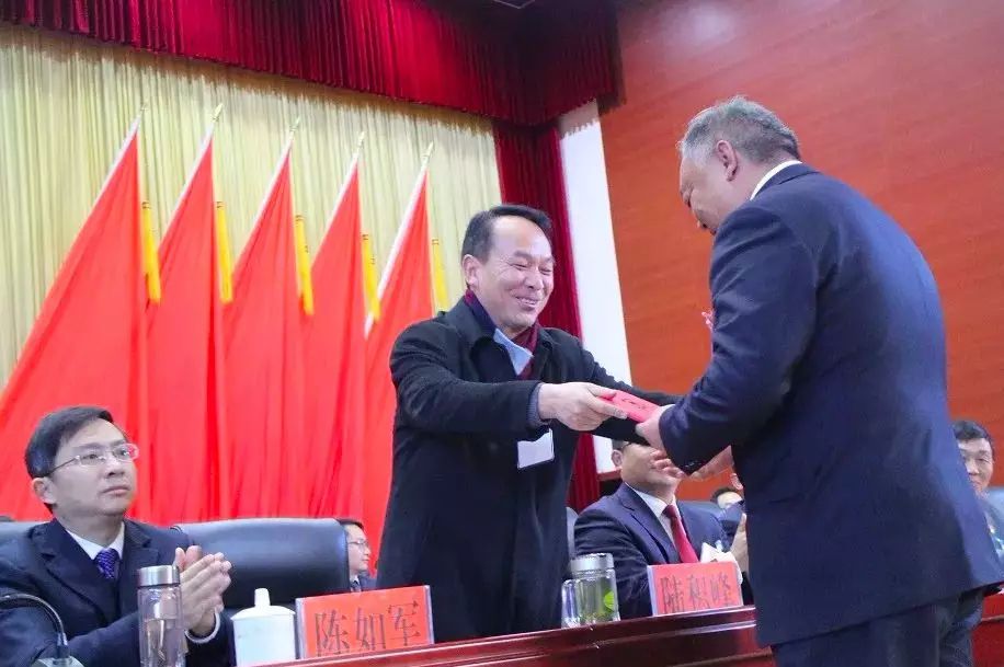 云南80后网红白发干部晋升了!网友曾质疑其