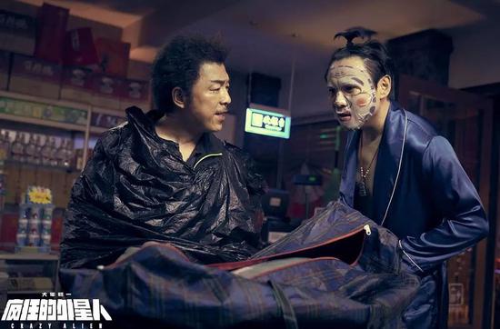 问题三:电影《疯狂的外星人》和原著《乡村教师》的内在共同点是?