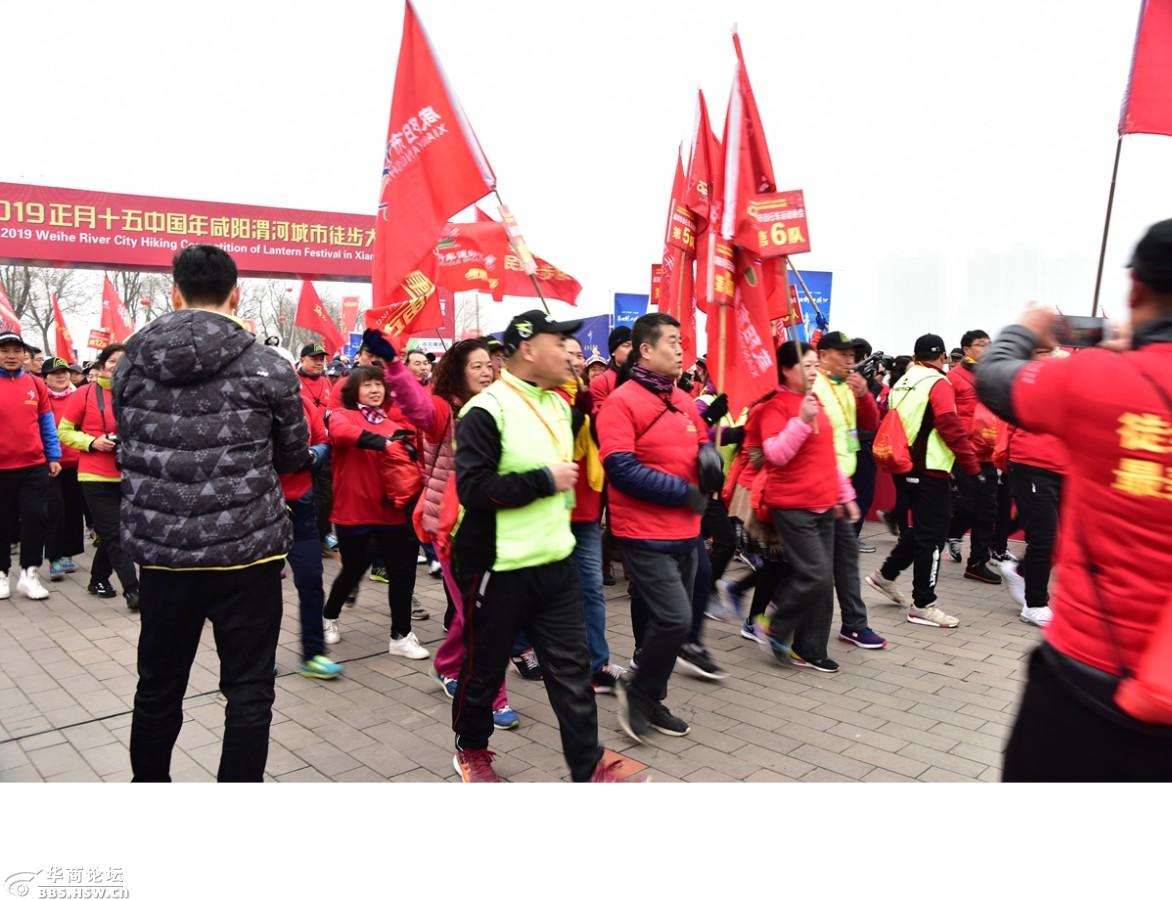 快讯:2019中国咸阳渭河城市徒步大赛在统一广场举行