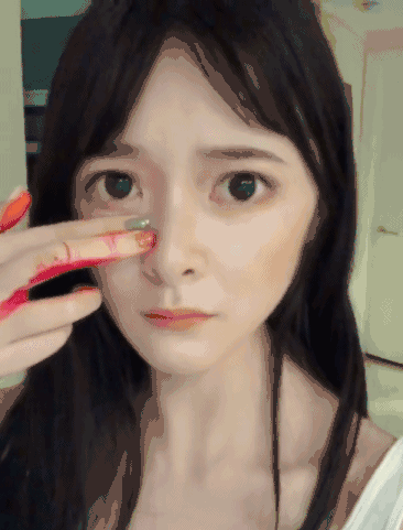 徐娇超神cos阿丽塔眼睛变大 表情装凶却引人发笑