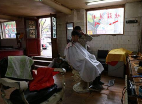 价格低手艺好！自强西路一家开67年的理发店要拆 老顾客不舍
