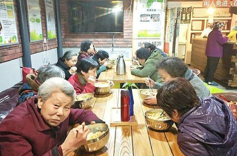 西安有家餐厅每天提供免费午餐 不赚钱只为推广素食理念