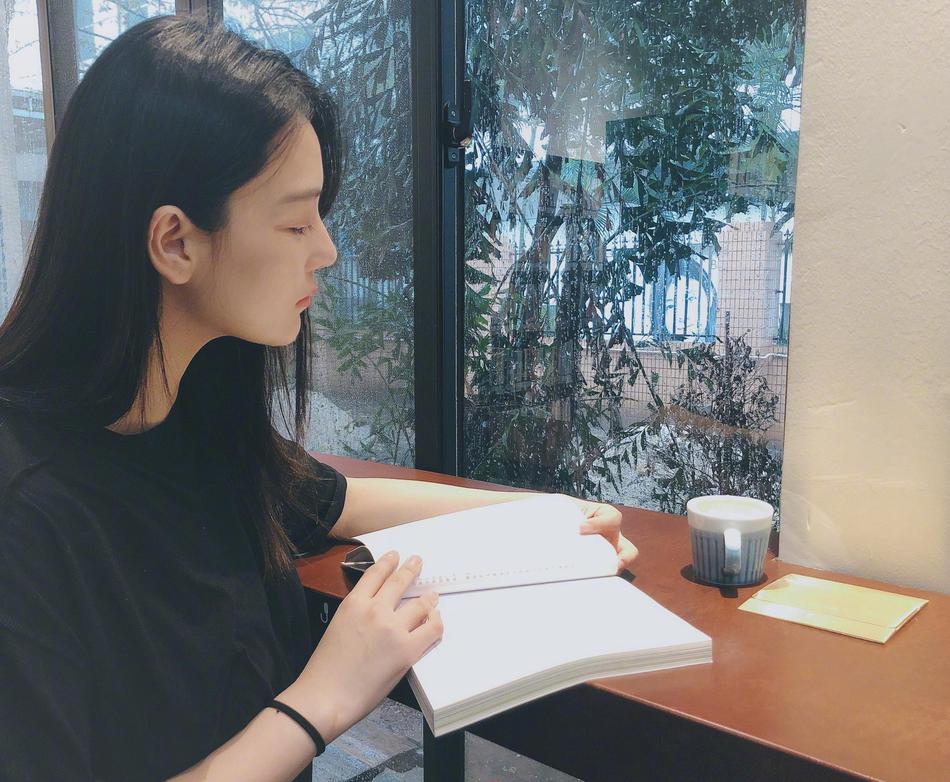 张馨予下雨天窗边阅读 偷拍何捷爱意浓