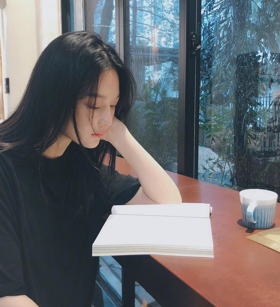 张馨予下雨天窗边阅读 偷拍何捷爱意浓