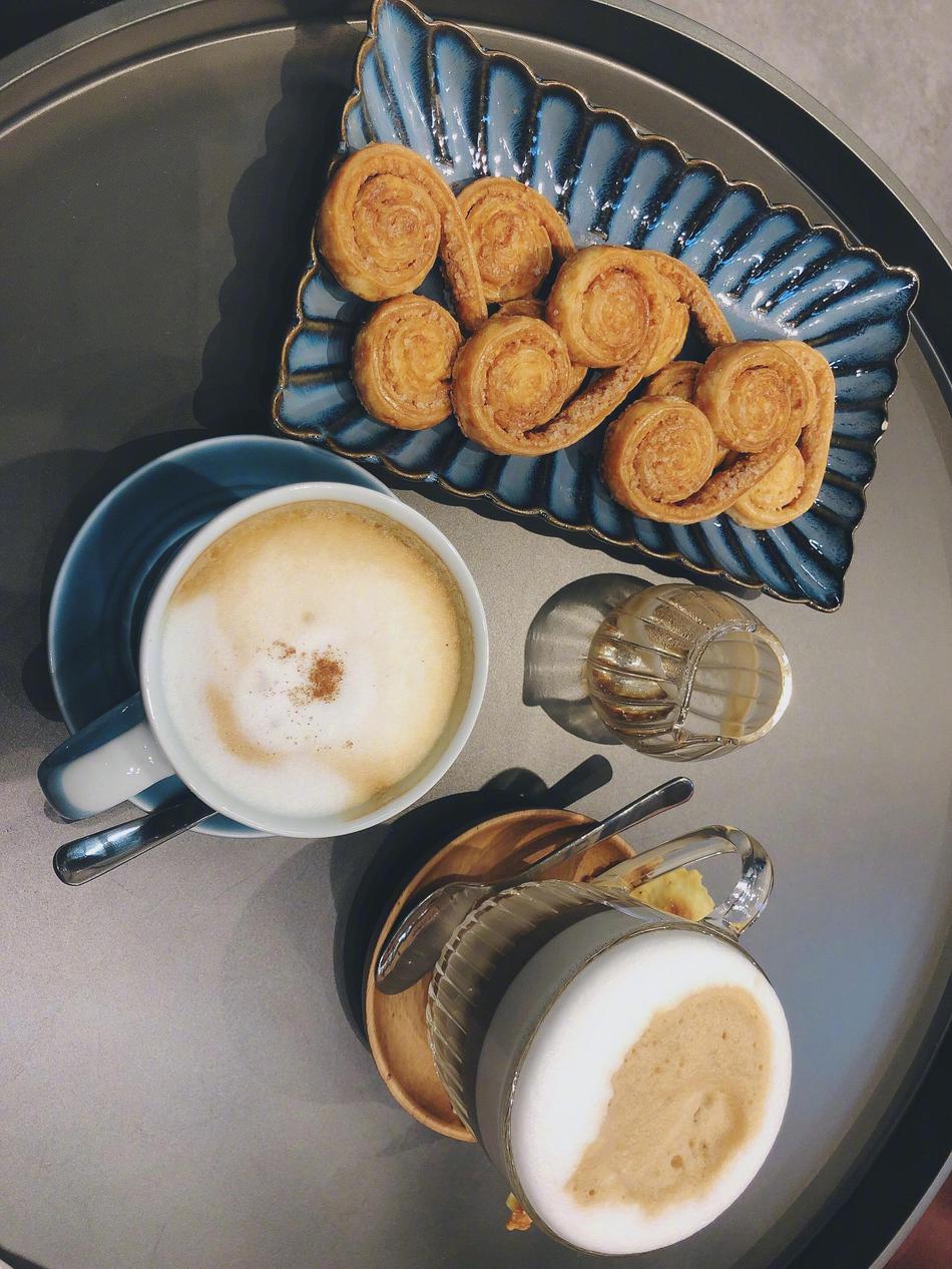 张馨予下雨天窗边阅读 偷拍何捷爱意浓