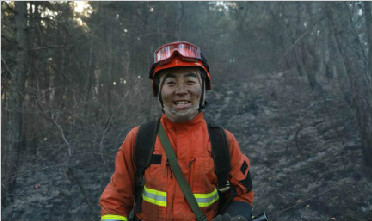 消防员灭火自带“烟熏妆”