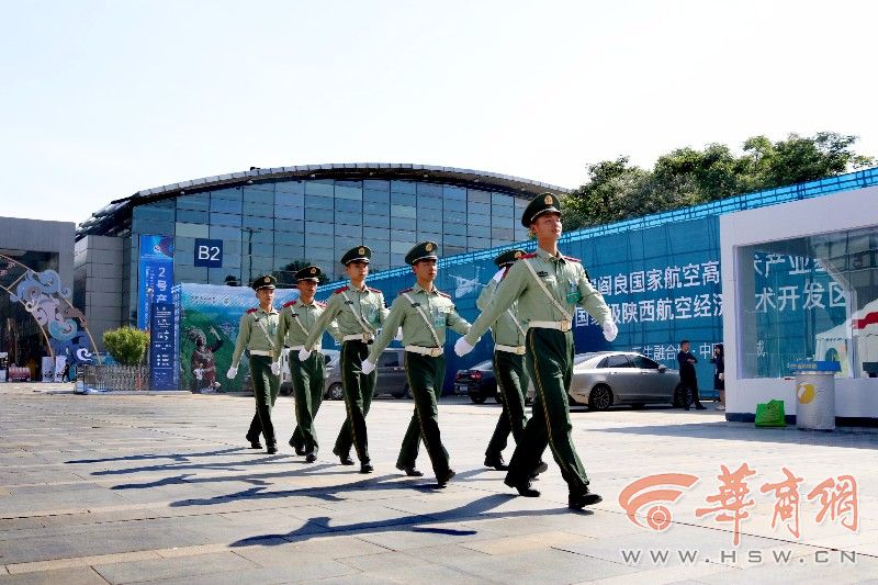 新闻 陕西 滚动新闻 > 武警西安支队为丝博会保驾护航 小朋友向兵哥哥