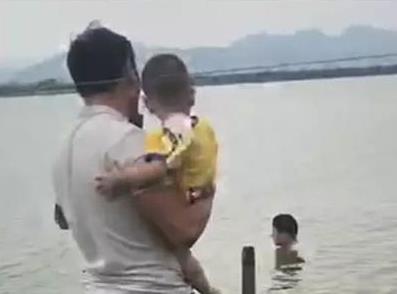 成都皮阿诺煤气灶售后服务电话 _ 湖北奶爸抱着儿子跳水救人 随后的一幕让人泪目