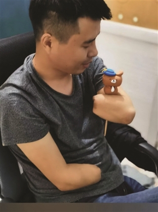 没有手的“手艺人”：拒绝“啃老”,用双臂捏出幸福人生