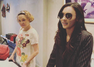 张柏芝新店母女齐上阵 二人亲密合照感情深