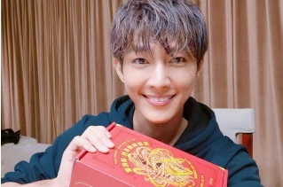 炎亚纶收科比to签后拉仇恨：追星还是蛮容易的嘛