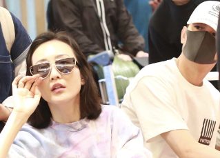 同框了！王鸥和王凯并排坐候机 甜度满分