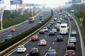 交通运输部：国庆期间继续免收7座及以下小型客车通行费