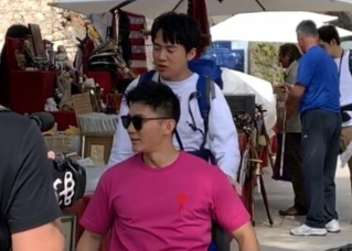 李晨国外录综艺受伤 坐轮椅获钟汉良郭麒麟照顾