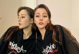 迪丽热巴穿印字卫衣表白祖国：把“love”穿身上