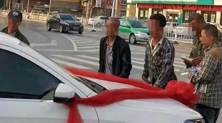 漂亮！榆林7男子逼停婚车"讨喜钱" 被拘5日