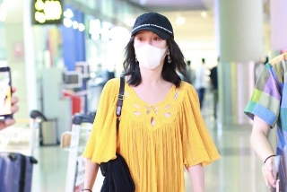 周迅穿长裙走度假风 戴个性耳环时髦度max