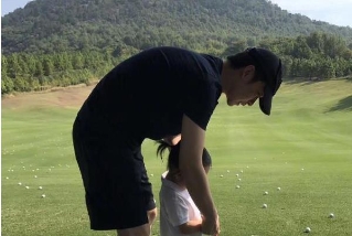 董子健教女儿打高尔夫 自称服务优质获五星好评