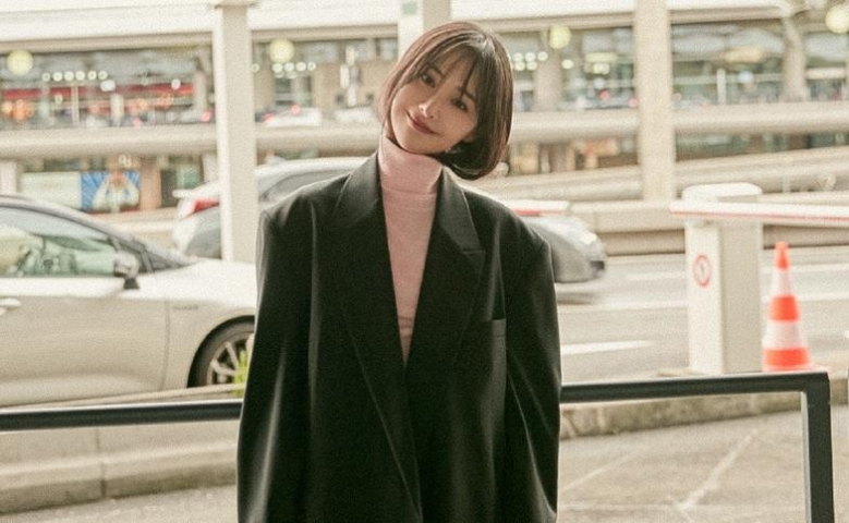 郑爽穿黑色西装亮相时装周 可甜可飒复古风十足