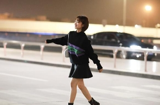 沈月抱书甜笑 眉眼弯弯似校园女神