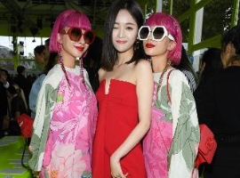 吴宣仪穿抹胸裙秀身材 合影日本博主