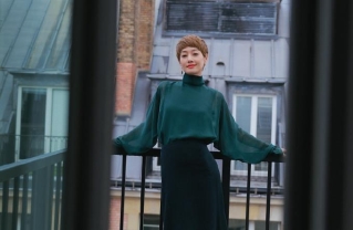 马伊琍首次亮相时装周大秀美背 气质优雅自信好身材尽显