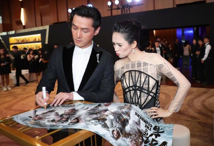胡歌为《攀登者》海报签名 章子怡变迷妹表情俏皮