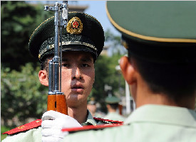 致敬！国旗护卫队年轻警官5年来在新城广场升起国旗至少1525次