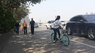 不安全！通往沣河森林公园地铁站这段路人车混行