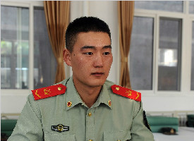 新城广场国旗护卫队擎旗手的故事 训练时腿和手臂上都绑沙袋