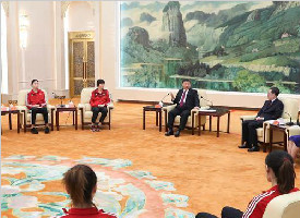 习近平会见中国女排代表