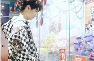 实力宠粉！王俊凯20岁生日亲自夹娃娃送粉丝