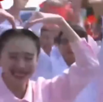 阅兵式护士姐姐比心三连 网友:这届群众游行甜度高