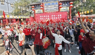 永兴坊举办“全民同吃国庆面”活动 万名游客大合唱