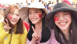 姚晨谭维维等艺人现场看阅兵 挥舞红旗为祖国庆生