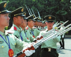 令人感动！走进新城广场国旗护卫队擎旗手的故事 