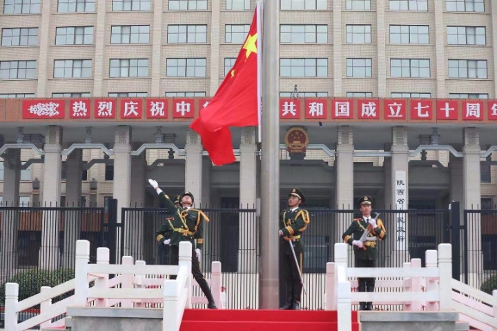 超5万人来西安新城广场看升国旗 11名小学生凌晨3时50分到现场