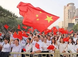 激动人心！今晨西安5万市民新城广场看升旗 向祖国表白