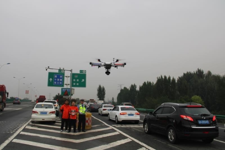 十一期间西安高速公路试行无人机巡航 处理交通事故提升通行