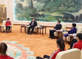 习近平会见中国女排代表