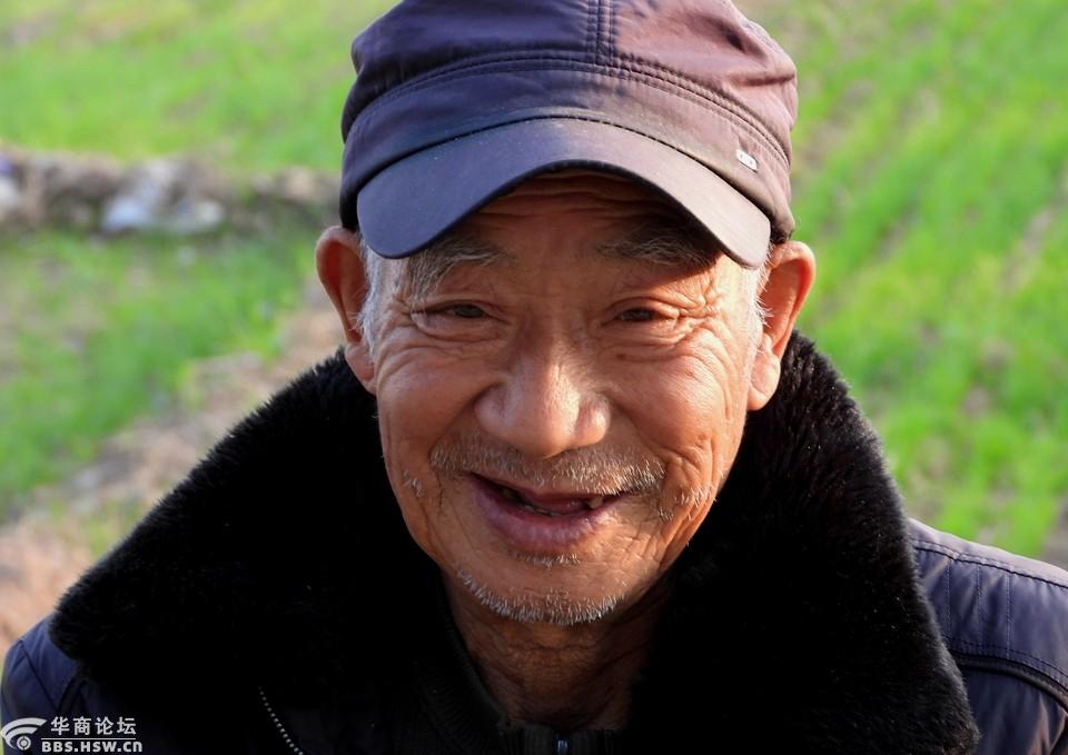 实拍农村八旬老人在房前路旁开心谝闲传!