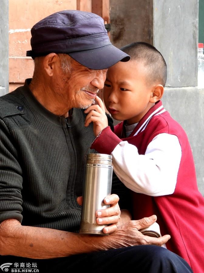 实拍农村的爷爷孙子老弟兄