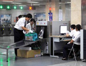 粗心女乘客将背包落在地铁站 内部装着超3斤重黄金首饰