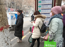 市民反映自强西路附近公交站没有果皮箱引不便 仅有一铁皮桶