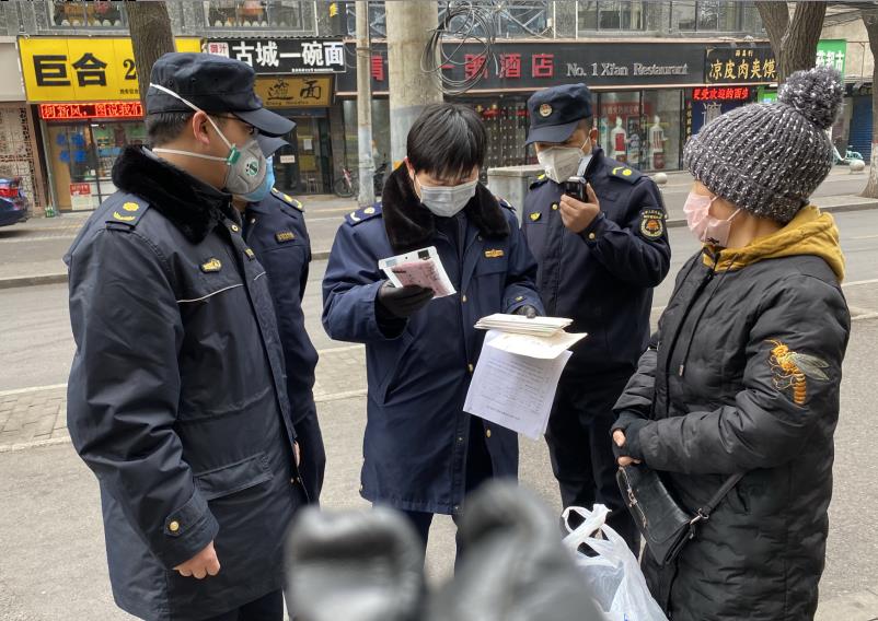小贩路边摆摊卖三无口罩 把碑林区市场监管局查扣